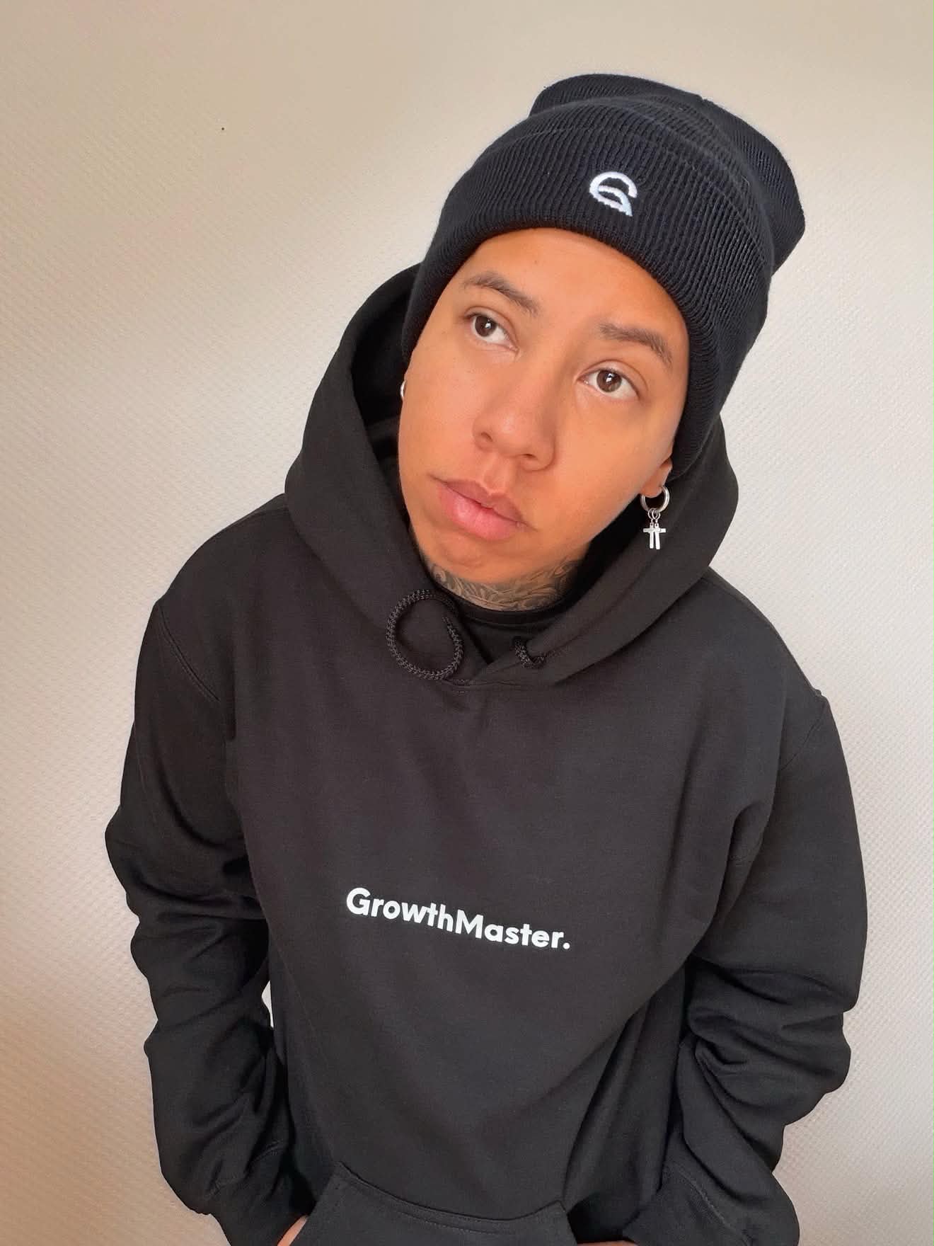Membre Growth Master portant le hoodie