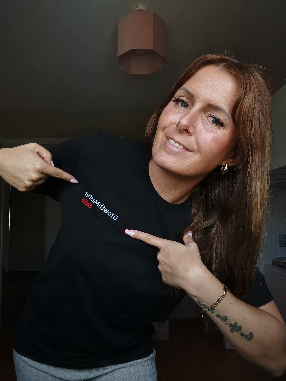 Membre Growth Master Emilie portant le t-shirt